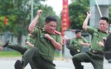 Xem lực lượng công an thi điều lệnh, sử dụng võ thuật chiến đấu